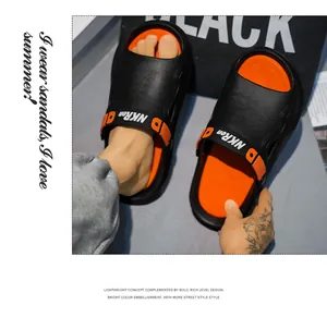 Detailopname van trendy zwart-oranje herensandalen van EVA voor een zomerse outdoorstijl