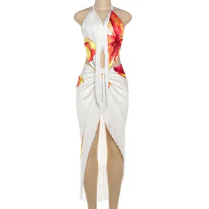 Detailansicht eines weißen Kleides mit Blumenmuster, Neckholder-Ausschnitt und Fransen