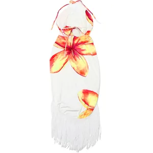 Detaillierte Ansicht eines weißen Neckholder-Kleids mit Blumenprint und weißen Fransen am Saum.