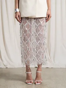 Gros plan d'une jupe midi glamour à glands à paillettes argentées avec motif losange