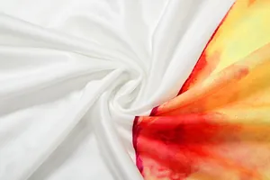 Nahaufnahme der weißen Stoffstruktur mit lebhaftem orange-rotem Blumendruck-Detail