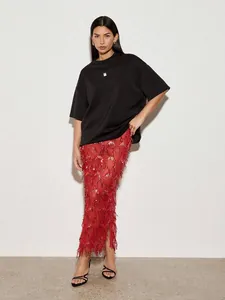 Vue détaillée d'une jupe longue à paillettes rouges et glands d'un style élégant