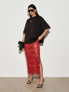 Jupe midi rouge à sequins et franges taille haute pour femme, idéale pour soirée et fête.