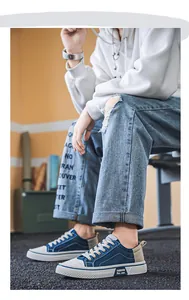 Detailansicht der blauen Herren-Canvas-Sneaker mit weißen Schnürsenkeln und flacher Sohle.