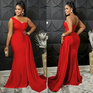 Elegante vestido de noche rojo de un hombro con cintura plisada y larga cola fluida
