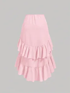 Vista detallada de falda midi rosa de cintura alta con capas de volantes