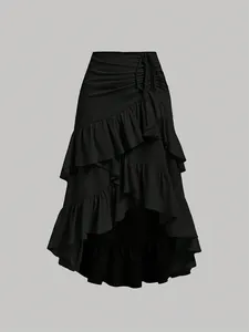 Detalle de falda negra elegante de talle alto con volantes en capas y cordón ajustable.