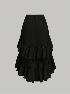 Vista detallada de una falda negra elegante de cintura alta con dobladillo con volantes