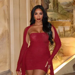 Ensemble robe courte froncée en maille rouge avec manches licou et passe-pouces.