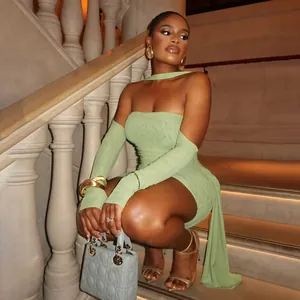 Détail de l'ensemble robe mini en tulle vert sauge avec manches amovibles sur modèle