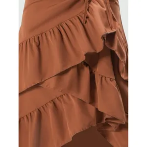 Falda de cintura alta en color óxido liso con elegante detalle de dobladillo con volantes