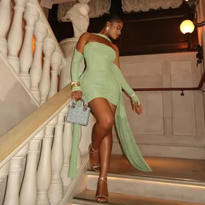 Vue détaillée d'une robe en maille vert sauge avec col licou et longs rubans.