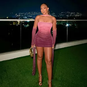 Robe courte sexy en tulle froncé rose avec licou et manches longues à passe-pouce