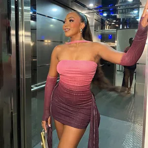 Ensemble jupe plissée en tulle rose et bordeaux avec licou et manches à trou de pouce