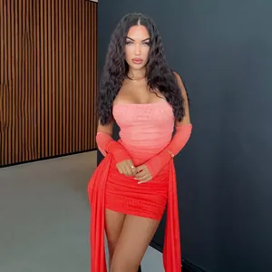 Vue détaillée d'une mini-robe sexy en maille froncée corail avec des manches