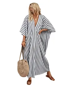 Gestreiftes Kaftan-Maxikleid mit V-Ausschnitt für den Strandurlaub im Sommer.
