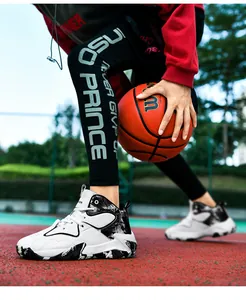 Vista dettagliata delle scarpe da basket alte bianche e nere da uomo