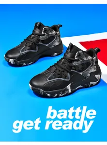 Vista laterale di scarpe da basket nere con suola spessa e dettagli camo.