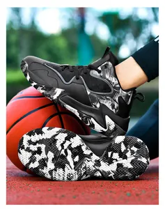 Vista dettagliata delle scarpe da basket mid-top con una suola a motivo mimetico