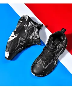 Scarpe da basket mid-top da uomo eleganti con motivi mimetici e pelle sintetica nera.