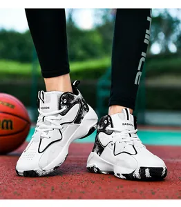 Primo piano di scarpe da basket high-top in pelle bianca su un campo da basket all'aperto