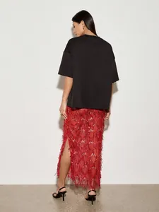 Vue arrière d'une jupe longue à paillettes rouges avec fente latérale élégante.