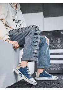 Detailansicht blauer und weißer Herren-Canvas-Sneaker im modischen Streetwear-Look