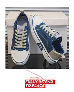 Nahaufnahme von trendigen Herren Low-Top Canvas-Sneakern in stilvollem Blau und Weiß