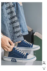 Detailaufnahme von blauen Low-Top-Canvas-Sneakern für Herren im Streetstyle-Design.