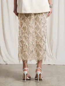 Jupe mi-longue champagne à sequins et franges, taille haute pour une tenue de soirée