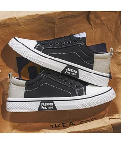 Detaillierte Seitenansicht trendiger schwarz-weißer Herren-Canvas-Sneaker auf Papier