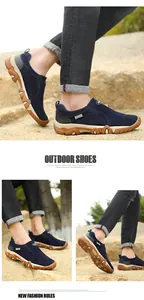 Vue détaillée de chaussures de sport d'extérieur bleu marine avec semelles en gomme.