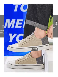 Nahaufnahme von Herren Low-Top-Canvas-Sneakern in Beige und Grau Colorblocking