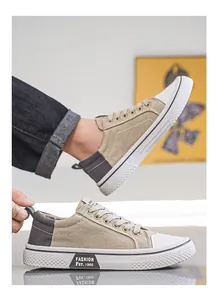 Detailansicht der khakifarbenen Segeltuch-Sneaker für Herren mit grauen Fersendetails.