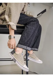 Detailansicht stilvoller khakifarbener Low-Top-Canvas-Sneaker für Herren am Modell