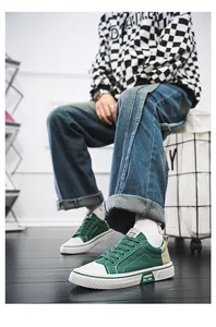 Detailansicht grüner Streetstyle-Sneaker aus Canvas mit dicken weißen Gummisohlen.
