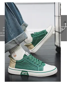 Seitenansicht der grünen Canvas-Sneaker für Herren mit weißer Gummisohle