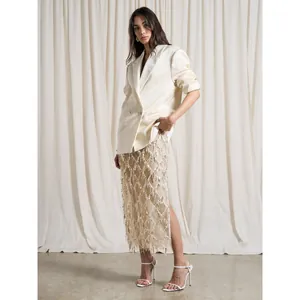 Élégante jupe midi à sequins et franges à taille haute pour un look de soirée chic