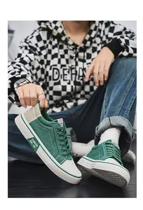 Detailansicht der trendigen grünen Herren-Canvas-Sneaker im modernen Streetstyle-Look.