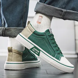 Herren Mode Leinwand Sneaker in Grün, Low-Top Design für den lässigen Streetstyle Look