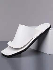 Profil latéral de sandales blanches pour hommes avec boucle d'orteil et semelle noire