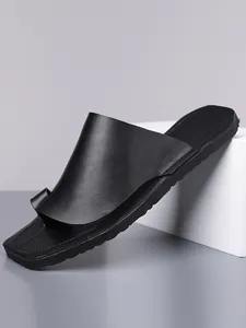 Vue latérale de sandales professionnelles en cuir noir pour hommes, pour l'été décontracté.