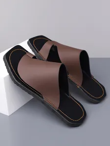 Vue détaillée de sandales pour hommes marron et noir avec surpiqûres