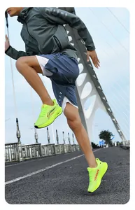 Foto d'azione dinamica di scarpe da corsa verde neon da uomo su un moderno ponte cittadino.