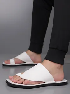 Vue détaillée de haute qualité de tongs d'été minimalistes blanches pour homme aux pieds