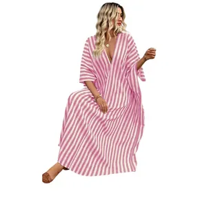 Elegantes, rosa gestreiftes Maxikleid mit V-Ausschnitt, lockere Passform für den Strandurlaub.