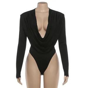 Detailweergave van een sexy zwarte bodysuit met lange mouwen en een gedrapeerde hals