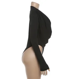 Zijaanzicht van een sexy zwarte bodysuit met lange mouwen en een gedrapeerde halslijn