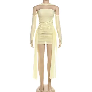Vue de face d'un ensemble robe courte froncée en maille jaune avec manchons assortis.