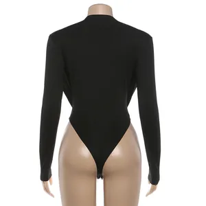 Achteraanzicht van een strakke zwarte bodysuit met lange mouwen op een mannequin voor dames.